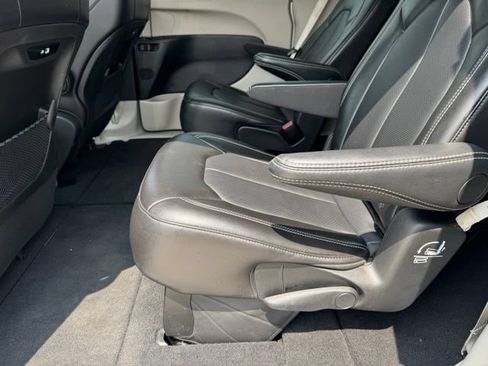 Used 2024 Chrysler Pacifica Touring-L FWD image 7