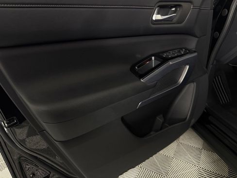 Used 2025 Nissan Pathfinder SL FWD image 27