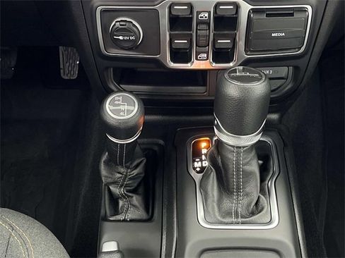 Used 2025 Jeep Gladiator Sport image 17