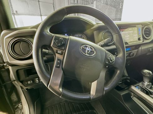 Used 2017 Toyota Tacoma TRD Sport w/ Premium & Technology Package AWD/4WD image 9