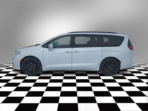 Used 2022 Chrysler Pacifica Touring-L w/ S Appearance Package image 4