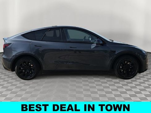 Used 2022 Tesla Model Y Long Range AWD/4WD image 2