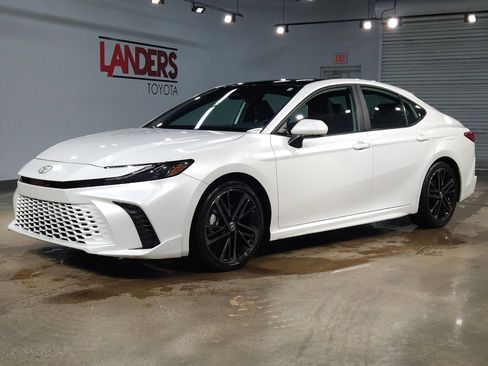 Used 2025 Toyota Camry XSE FWD image 3