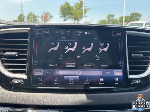 Used 2024 Chrysler Pacifica Touring-L FWD image 4