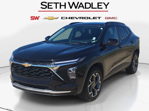 Used 2025 Chevrolet Trax LT w/ LT Convenience Package FWD image 3