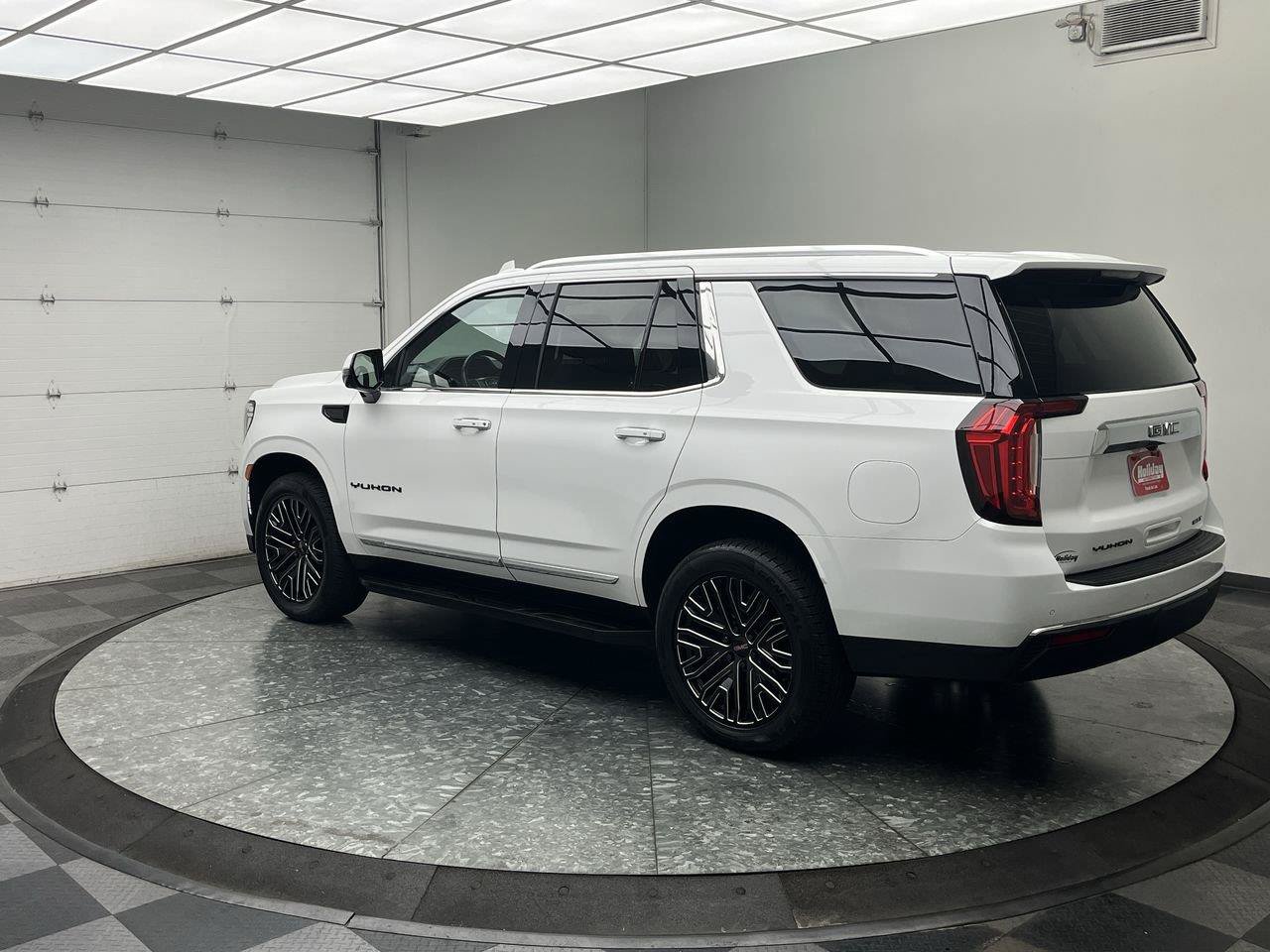 Certified 2022 GMC Yukon SLT w/ SLT Premium Package AWD/4WD image 2