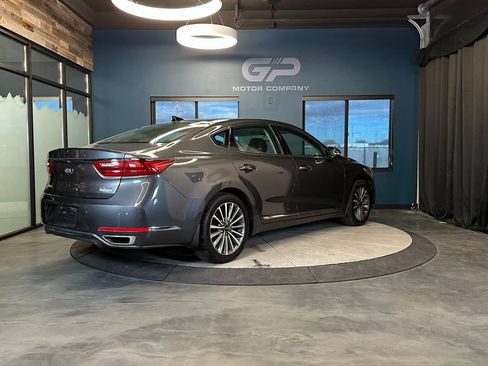 Used 2018 Kia Cadenza Premium w/ Luxury Package FWD image 3