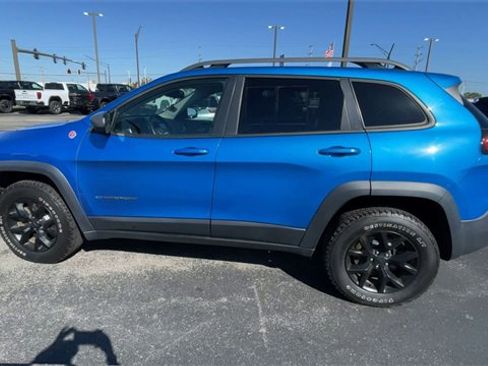 Used 2017 Jeep Cherokee Trailhawk image 7