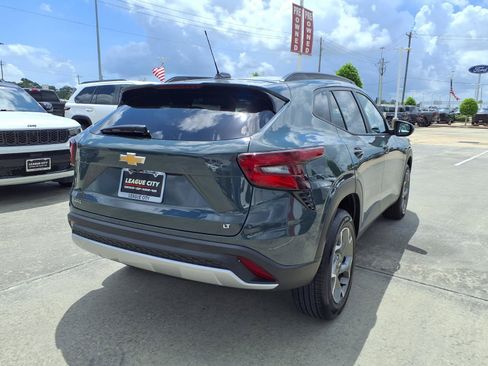 Used 2025 Chevrolet Trax LT FWD image 4