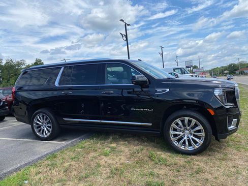Used 2024 GMC Yukon XL Denali w/ Denali Reserve Package image 4