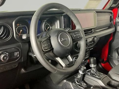 Used 2025 Jeep Wrangler Unlimited Rubicon w/ Convenience Group AWD/4WD image 16