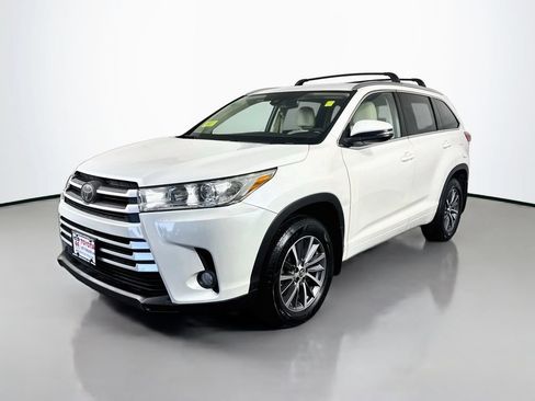 Used 2018 Toyota Highlander XLE AWD/4WD image 2