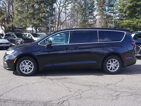 Used 2023 Chrysler Pacifica Touring-L image 17