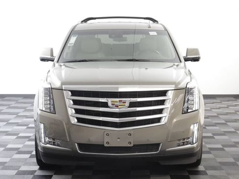 Used 2017 Cadillac Escalade ESV Luxury AWD/4WD image 25
