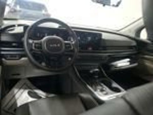 Used 2025 Kia Carnival FWD image 3