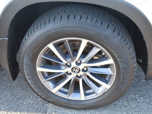 Used 2019 Toyota Highlander XLE image 11