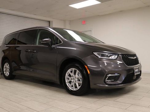 Used 2023 Chrysler Pacifica Touring-L image 6