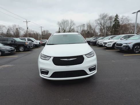 Used 2024 Chrysler Pacifica Touring-L FWD image 3