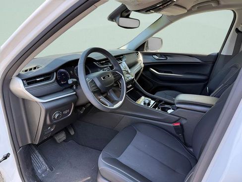 Used 2023 Jeep Grand Cherokee Laredo AWD/4WD image 3