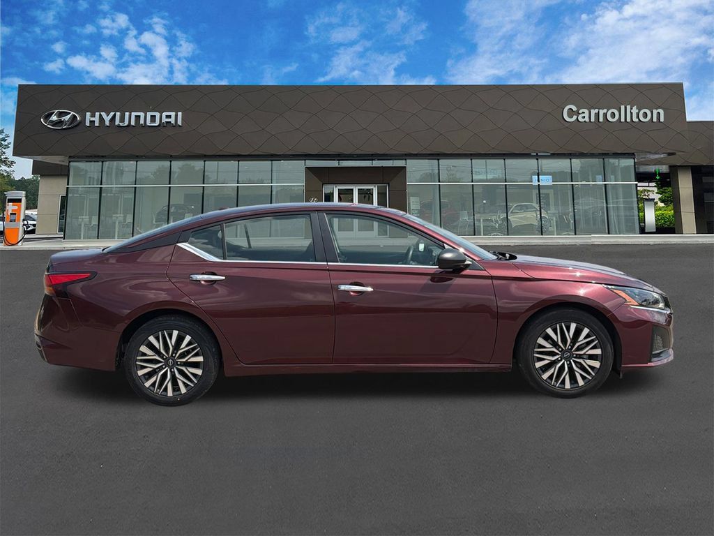 Used 2024 Nissan Altima 2.5 SV FWD image 4