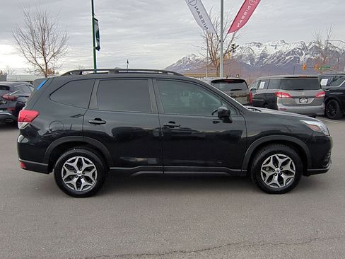 Used 2023 Subaru Forester Premium image 2
