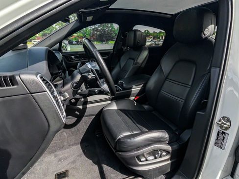 Used 2021 Porsche Cayenne Coupe image 13