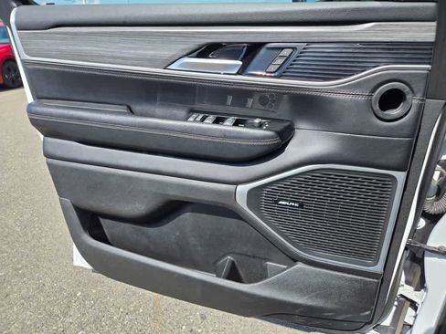 Used 2024 Jeep Wagoneer L Series II RWD image 19