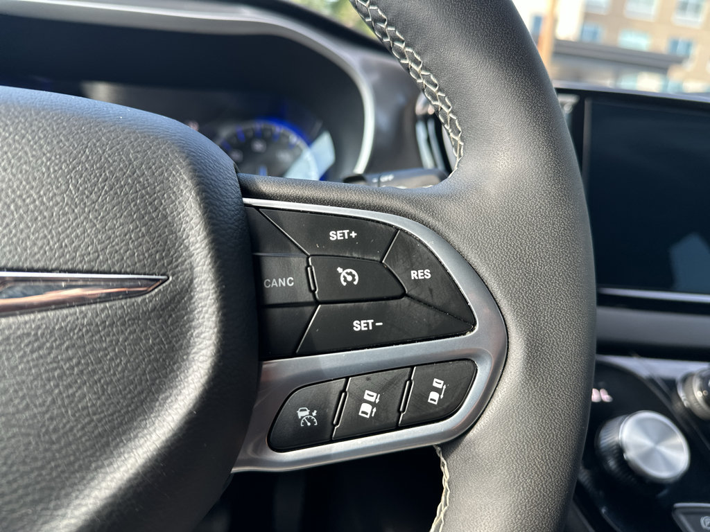 Used 2025 Chrysler Pacifica Select FWD image 24