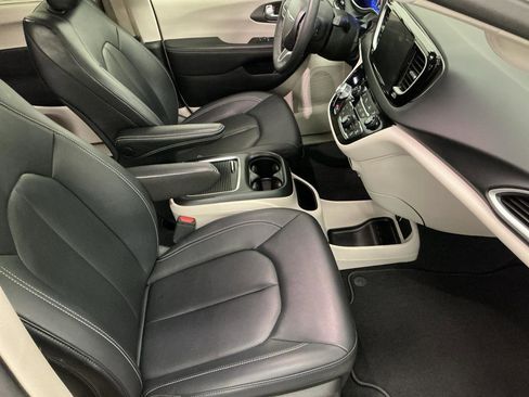 Used 2024 Chrysler Pacifica Touring-L FWD image 14