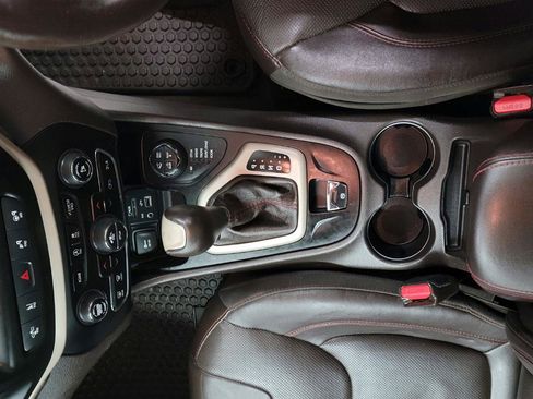 Used 2016 Jeep Cherokee Trailhawk w/ Comfort/Convenience Group AWD/4WD image 22