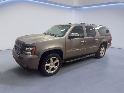 Used 2013 Chevrolet Suburban LTZ image 3