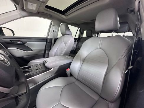 Used 2023 Toyota Highlander XLE AWD/4WD image 24