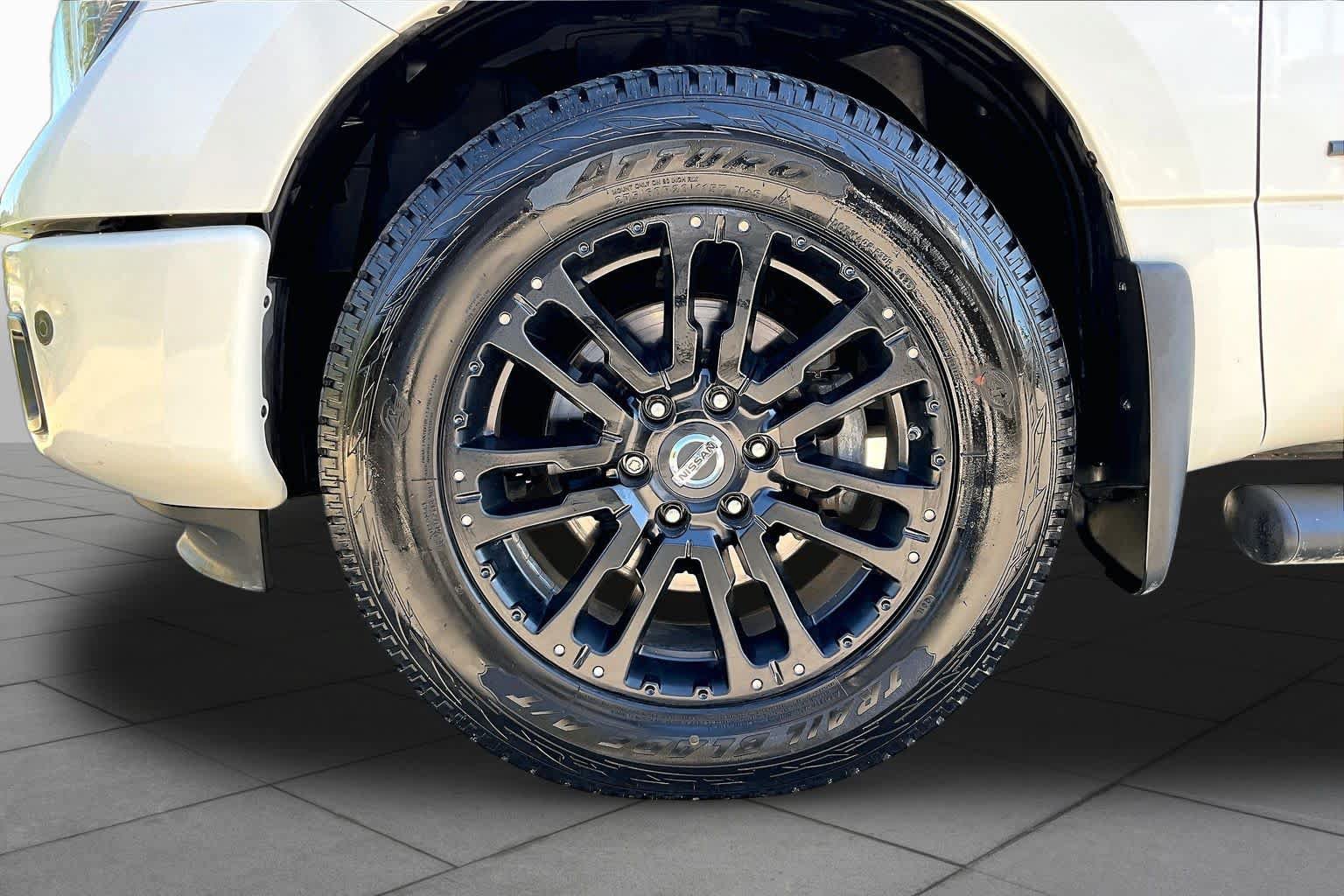 Used 2018 Nissan Titan SV w/ SV Convenience Package RWD image 11