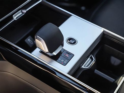 New 2026 Land Rover Range Rover Long Wheelbase SE image 21