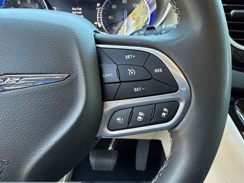 Used 2023 Chrysler Pacifica Touring-L FWD image 46
