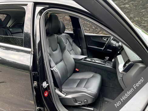 Used 2018 Volvo XC60 T5 Momentum w/ Vision Package AWD/4WD image 7