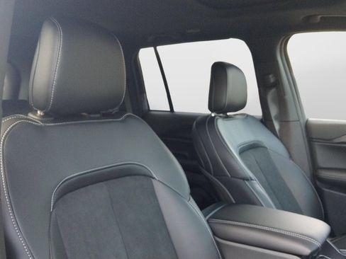 New 2025 Jeep Grand Cherokee Altitude image 28