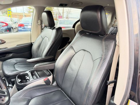 Used 2018 Chrysler Pacifica Touring-L image 12