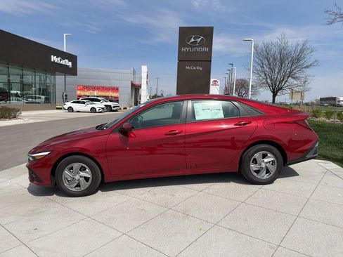 New 2026 Hyundai Elantra SE FWD image 2