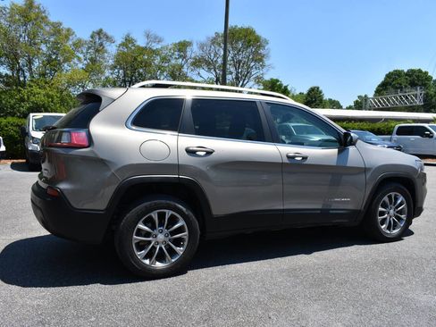 Used 2019 Jeep Cherokee Latitude Plus w/ Comfort/Convenience Group FWD image 2