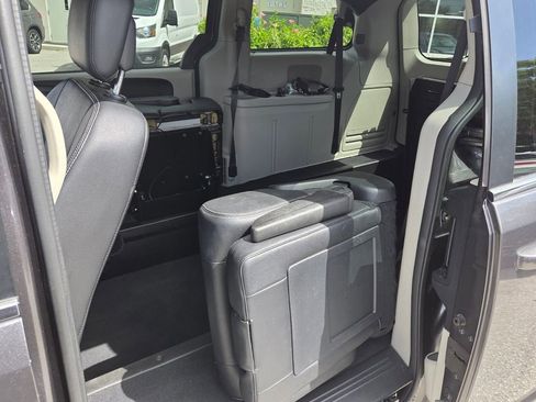 Used 2019 Dodge Grand Caravan SXT FWD image 11