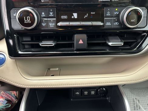 Used 2020 Toyota Highlander XLE FWD image 26