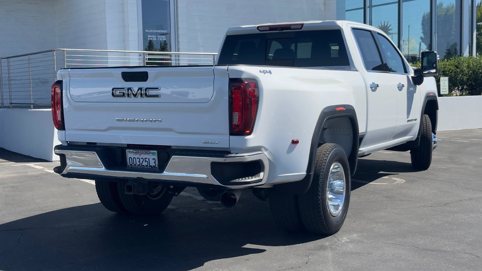 Used 2022 GMC Sierra 3500 SLT w/ SLT Convenience Package AWD/4WD image 4