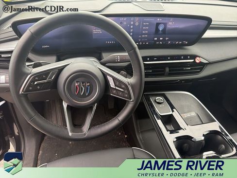Used 2025 Buick Enclave Preferred AWD/4WD image 9