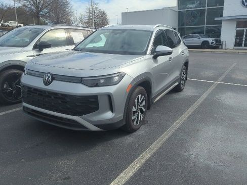 Used 2025 Volkswagen Tiguan S image 8