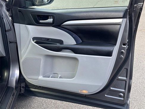 Used 2018 Toyota Highlander XLE image 8