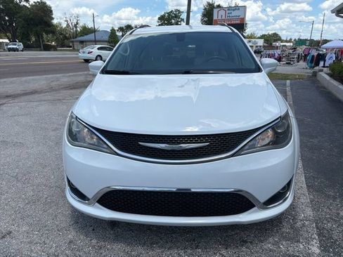 Used 2018 Chrysler Pacifica Touring-L FWD image 2
