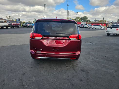 Used 2017 Chrysler Pacifica Touring-L image 6