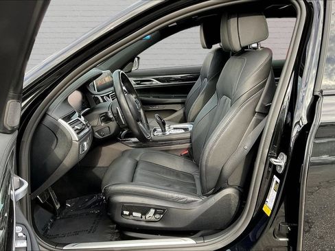 Used 2022 BMW 740i w/ M Sport Package RWD image 11