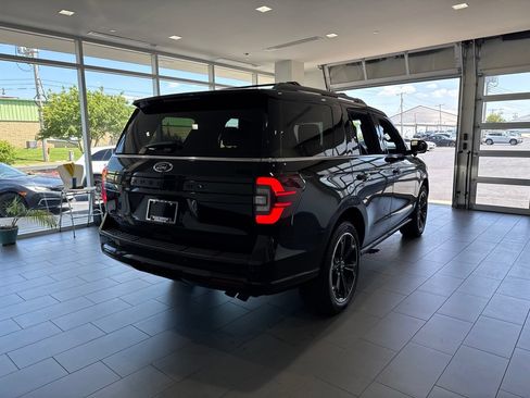 Used 2022 Ford Expedition Limited AWD/4WD image 7